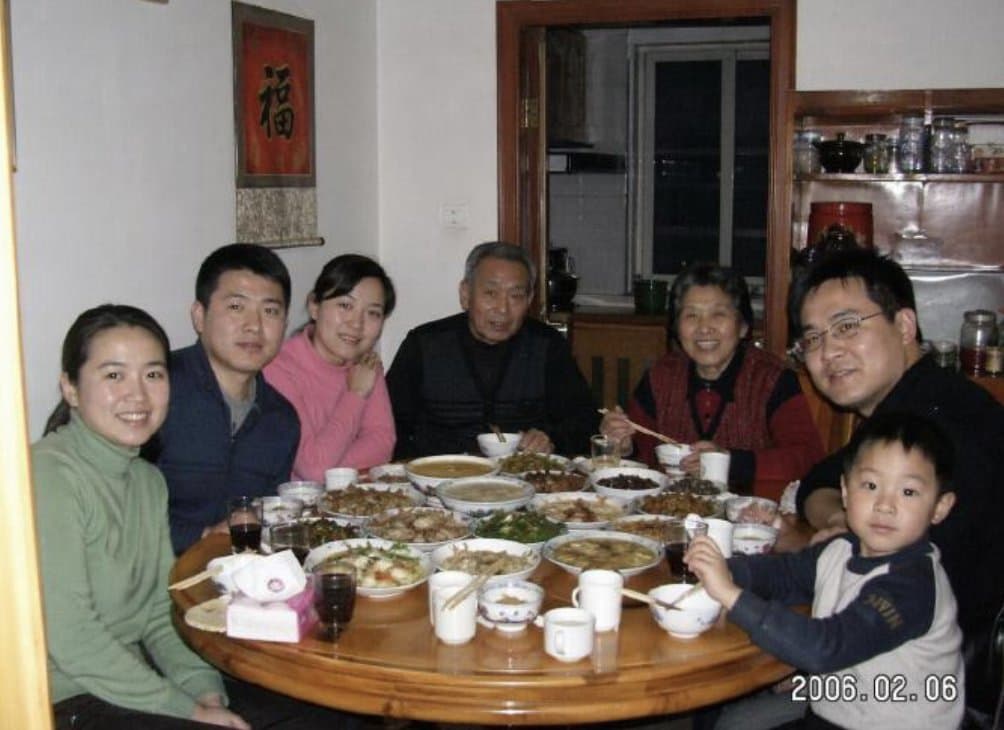 匿名 2000 年代家庭晚餐照片 preview image 1