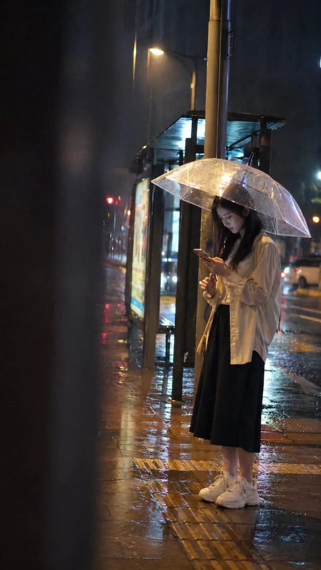 电影雨夜公交站提示 preview image 1