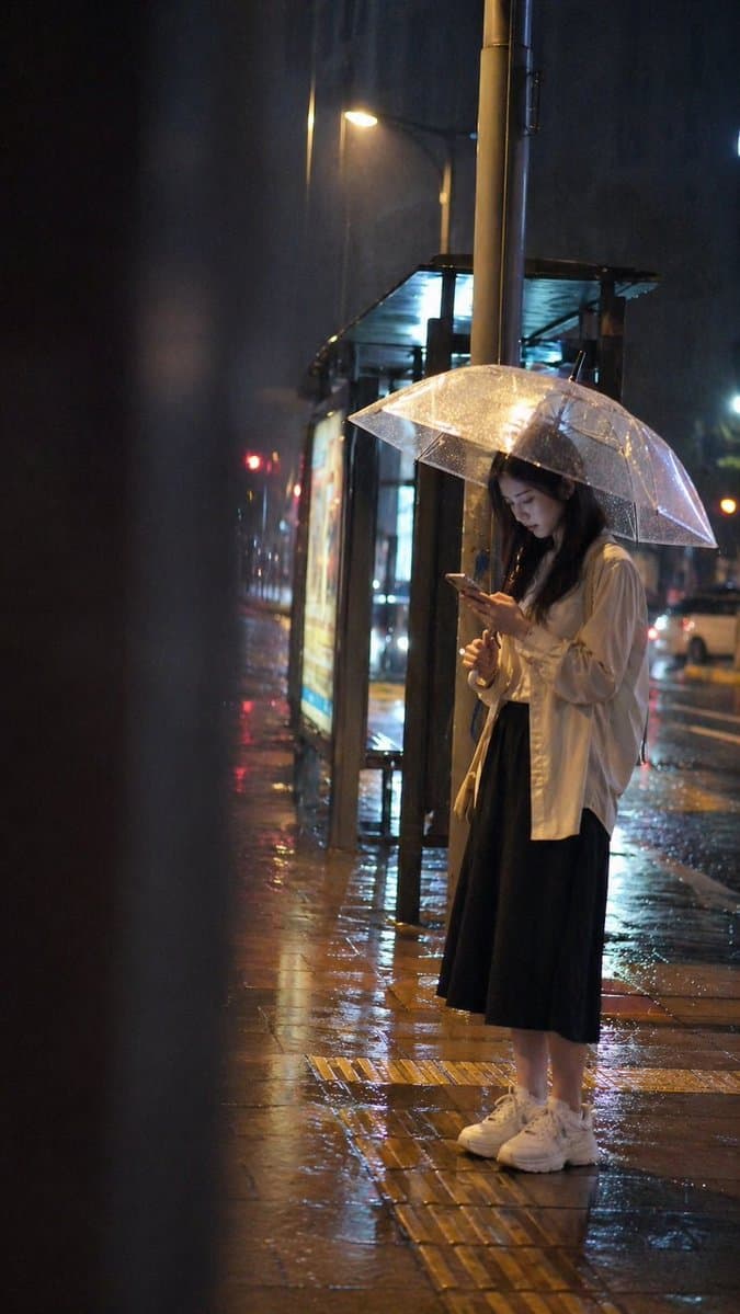 电影雨夜公交站提示 preview image 1